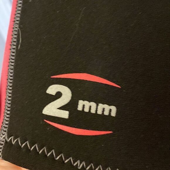 Cressida Lido kids pink 2mm short sleeve wet suit- size XS - Picture 3 of 7